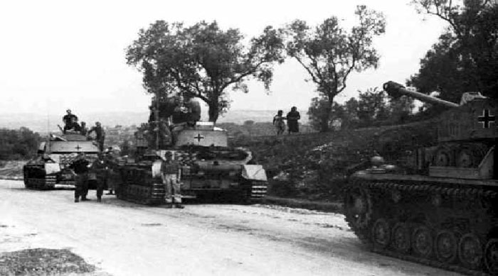 Panzer IVs move up to the Anzio front