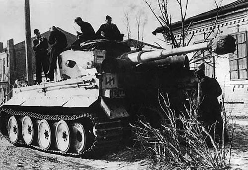 Das Reich Tiger stops for a moment in a Ukrainian village