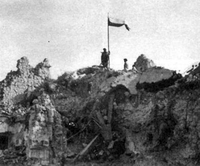12th “Podolski” Lancers hoist the Polish flag over the ruins of the monastery.