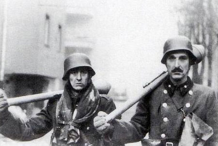 Hungarian infantry with German Panzerfausts