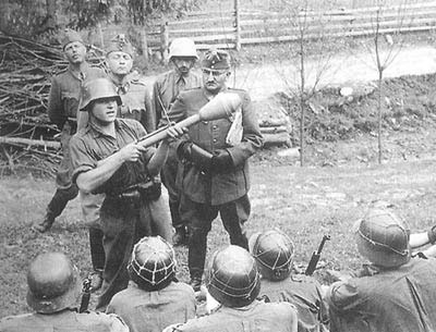 Hungarian infantry learn about the Panzerfaust