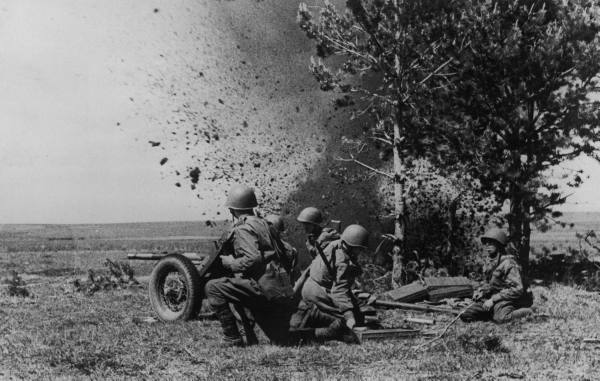 Soviet anti-tank gun under fire