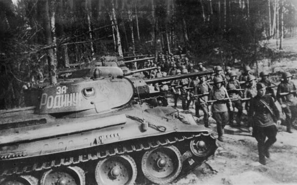 Soviet tanks at the ready!
