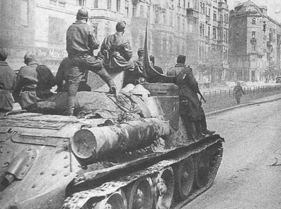 Infantry riding on a SU-85
