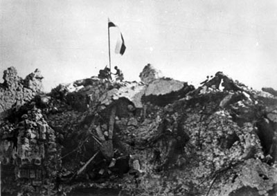 Poles raise their flag at Monte Cassino.