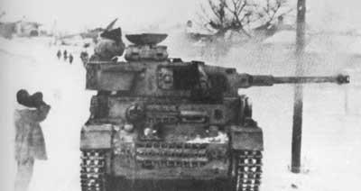 A Panzer IV stops to look for Soviet movement