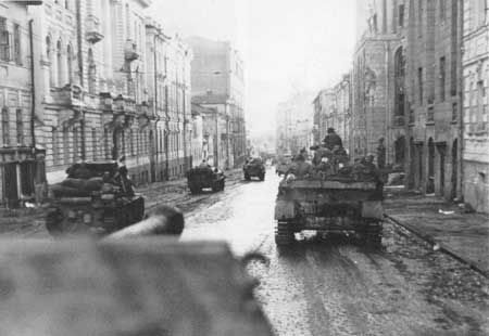 Troops advance along the wide streets of central Kharkov (Sumy Street)
