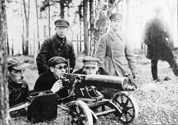 Partisans with Maksim machine-gun