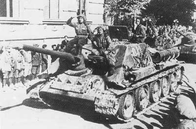 A SU-85 battery liberating Soviet citizens from foreign oppression