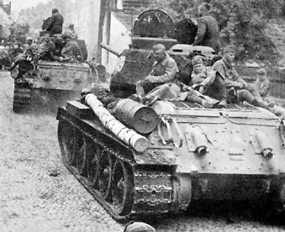 T-34/85 tanks with tank riders