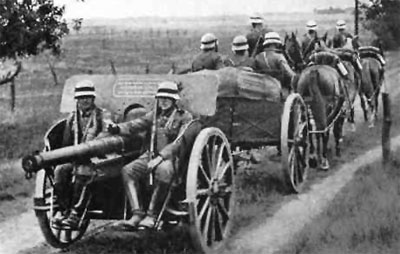 An old leFH16 10.cm Howitzer being pulled by a 6-horse team