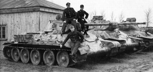 Beutepanzer T-34 mod 41/42’s with a nice camouflage paint scheme.