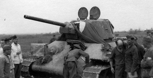 T-34 mod 1942/43 using a flag that’s tied down over the front of the turret.