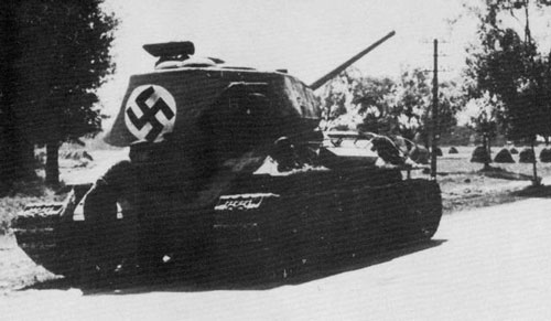 T-34/85 using a flag that’s tied down on the rear panel of the turret.
