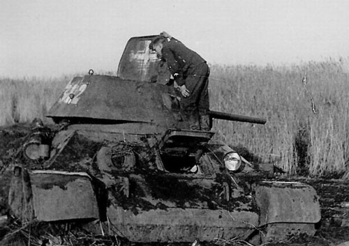 T-34 mod 1941/42 using a three-digit number on the rear panel of the turret.