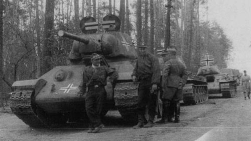 T-34 mod 1941/42 using a German Cross on the two hatches of the turret, and on the front panel of the tank.