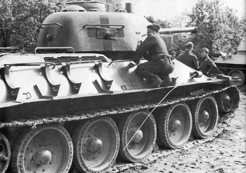 T-34 mod 1942/43 using a solid black German Crosses.