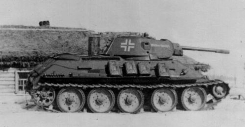 T-34 mod 1941/42 with some writing on the side (Front section) of the turret. “Wilder Spatz”