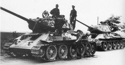 T-34/85 with some writing on the side (Front section) of the turret & on the barrel behind the turret. “Erbeutet I./3” “Captured Tank 1st Battalion / 3rd Company”
