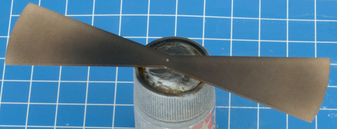 The rotor is given an overall dusting with black paint keeping it darker towards the centre. The rotor is given an overall dusting with black paint keeping it darker towards the centre.