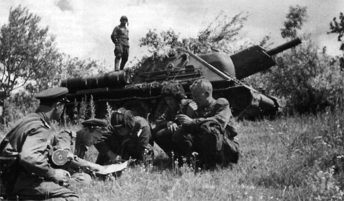 A SU-122 crew take a break to get their bearings