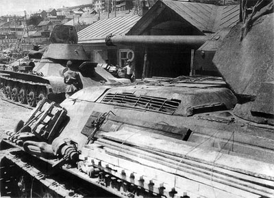 T-34 tanks wait to go into battle