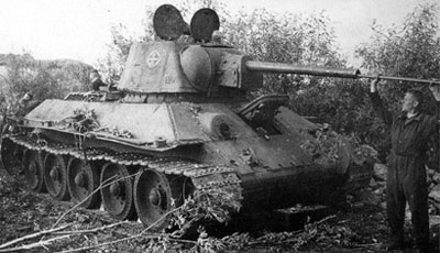 T-34 obr 1942 with standard welded and cast turret.