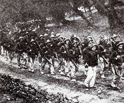 Bersaglieri march off to war in 1915.