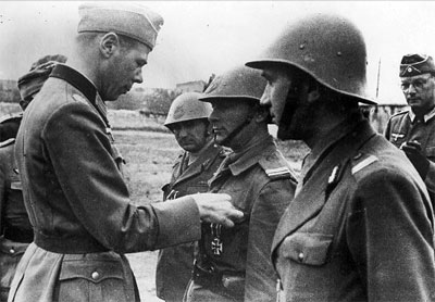 Romanians receiving German medels