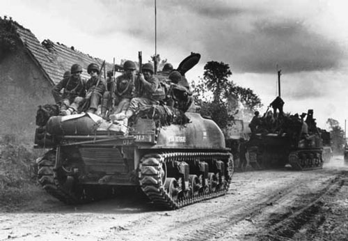 US Infantry and tanks head to the front