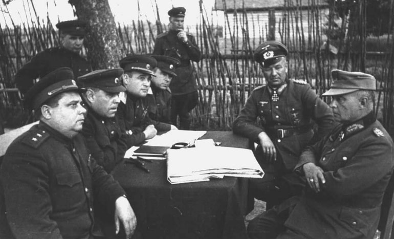General Gollwitzer surrenders to Soviet forces