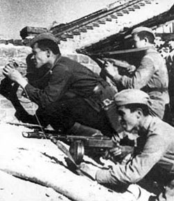 Soviet soldier prepare for an attack