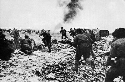 Attacking Soviet infantrymen