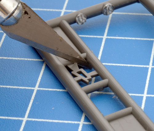 Cutting the long bracket off the sprue 