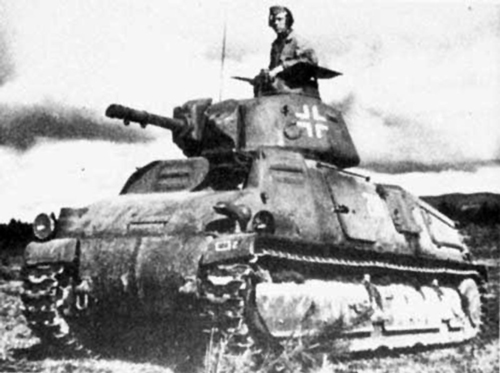 A captured SOMUA S-35 fitted to the two-piece hatch