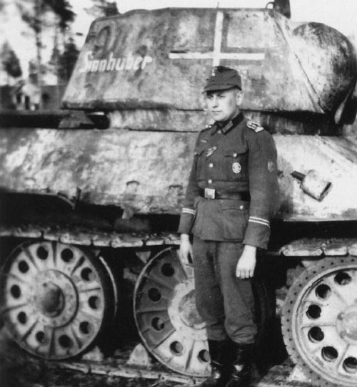 T-34 mod 1942/43 with some writing on the side (Rear section) of the turret. “Sinnhuber”