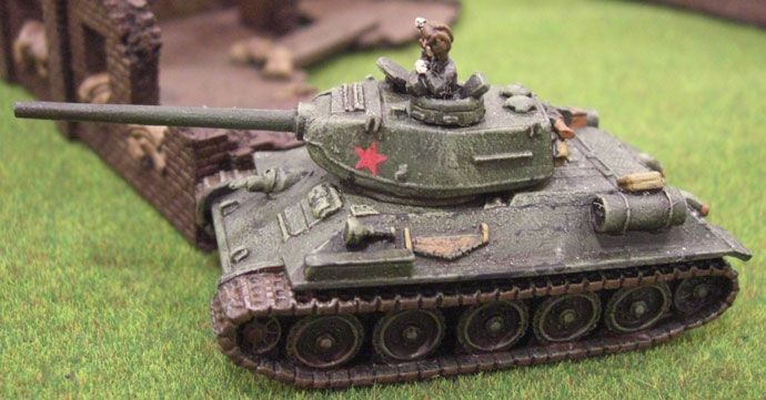 T-34/85 pushes forward