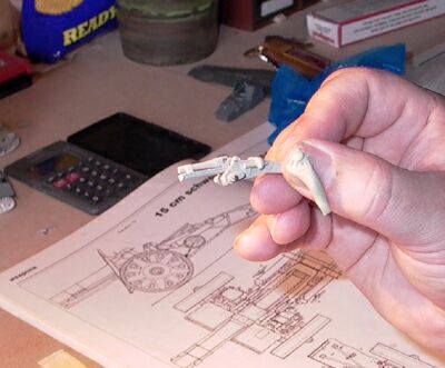Working on the 15cm siG33 gun 
